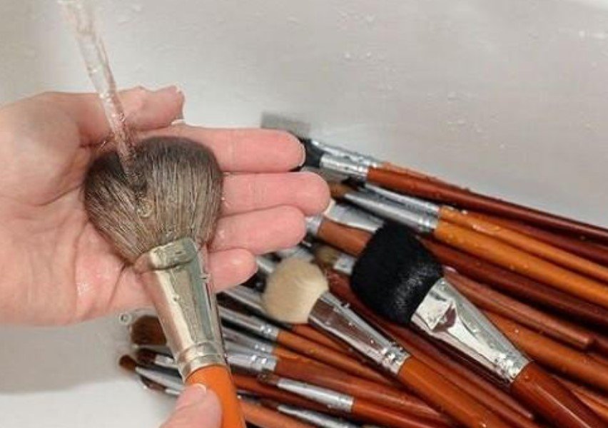 Panduan Lengkap Cara Membersihkan Alat Makeup yang Baik dan Benar