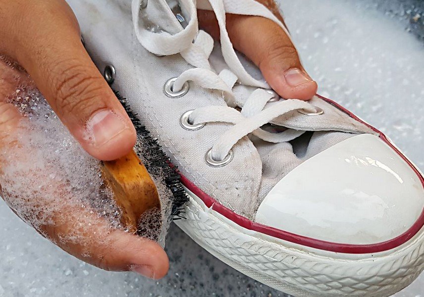 Panduan Lengkap Tips Mencuci Sepatu Kanvas agar Bersih Seperti Baru
