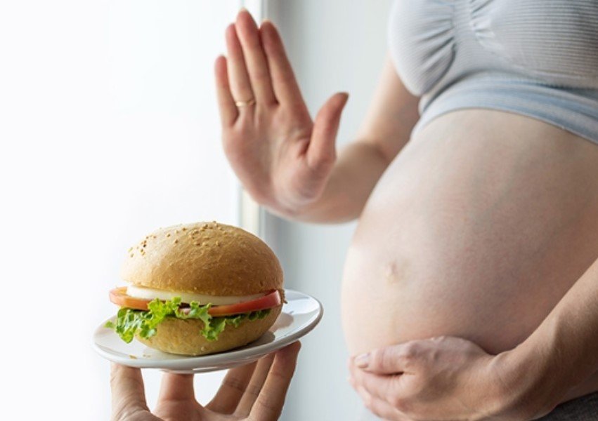 Makanan yang Perlu Dihindari Ibu Hamil Demi Keamanan Janin dan Ibu