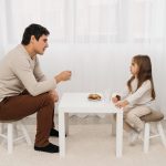 Mengatasi Meja Makan Yang Kacau Tips Menghadapi Anak Yang Suka Memainkan Alat Makan