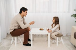 Mengatasi Meja Makan Yang Kacau Tips Menghadapi Anak Yang Suka Memainkan Alat Makan